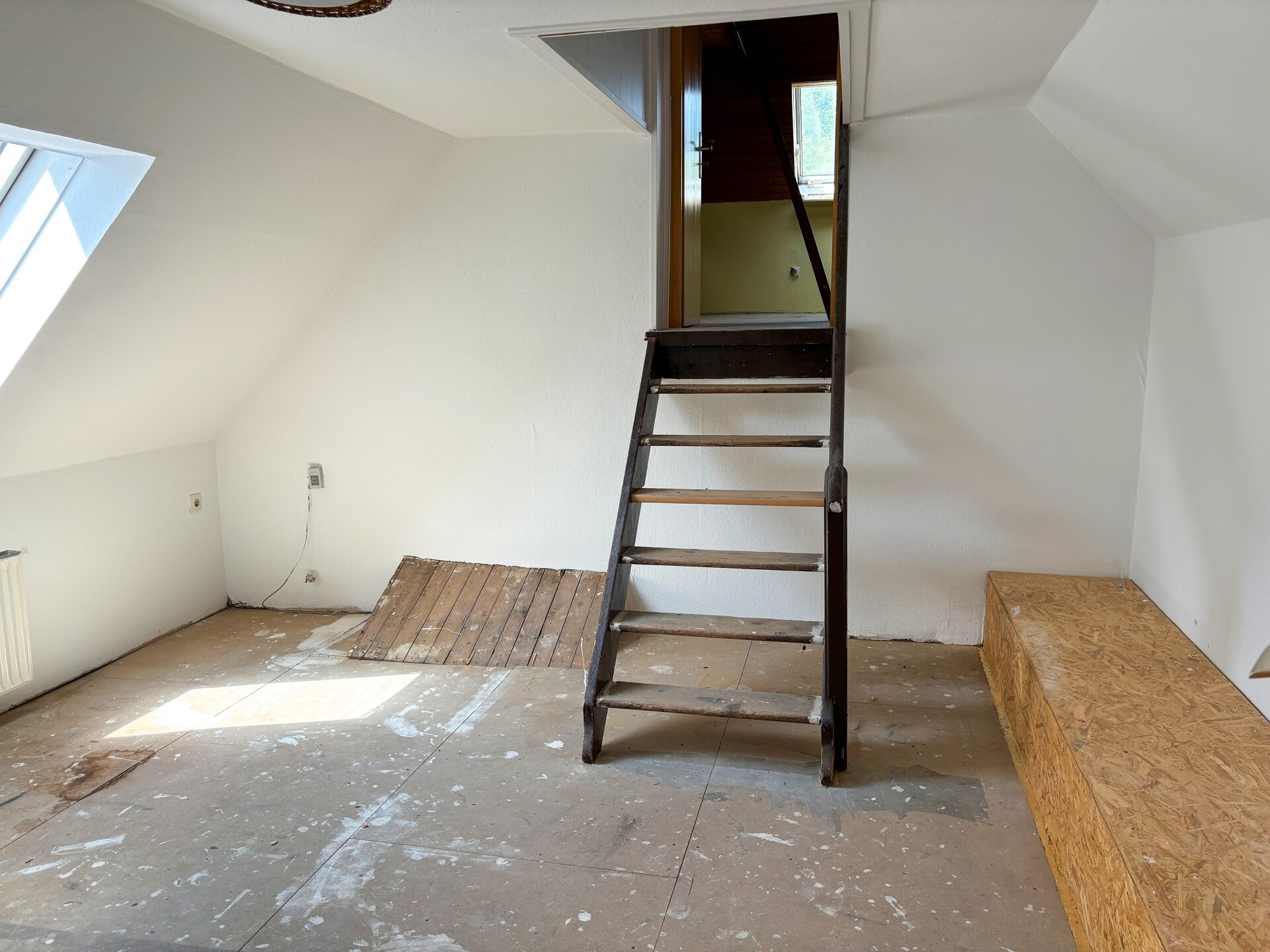 Zimmer DG links mit Zugang DG rechts