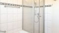 Badezimmer mit Dusche und Wanne