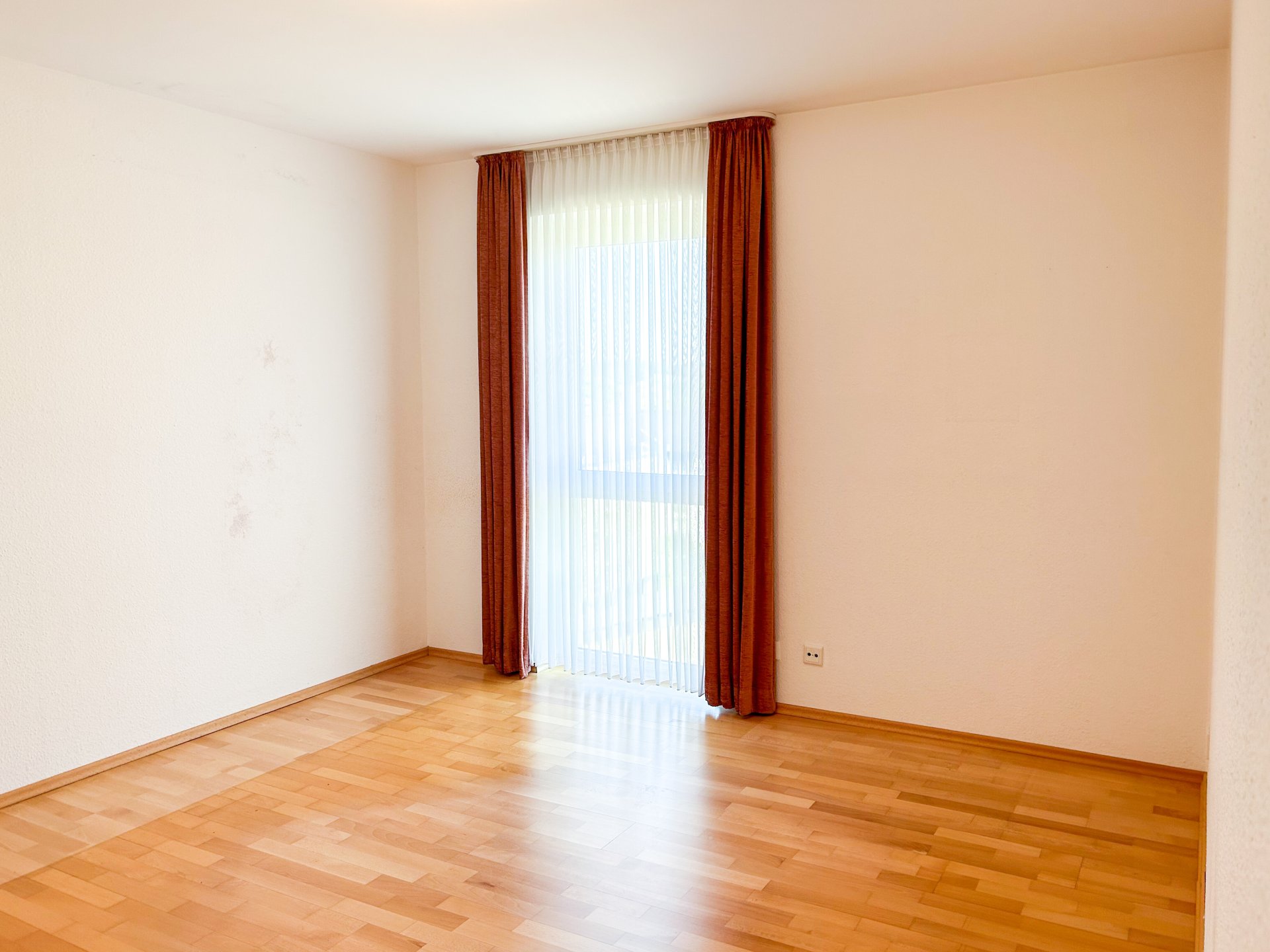 geräumiges Schlafzimmer