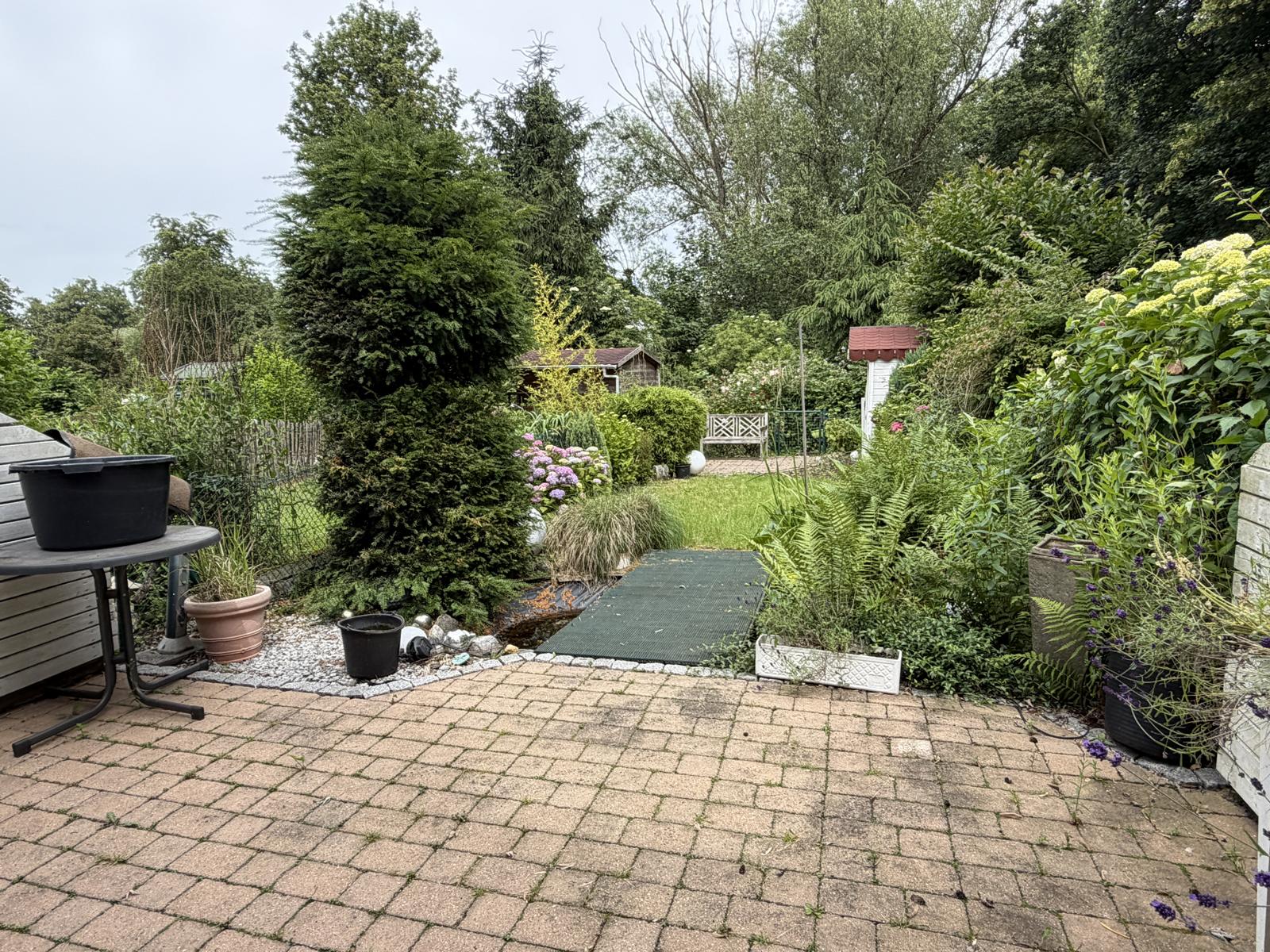 Terrasse mit Blick in den Garten