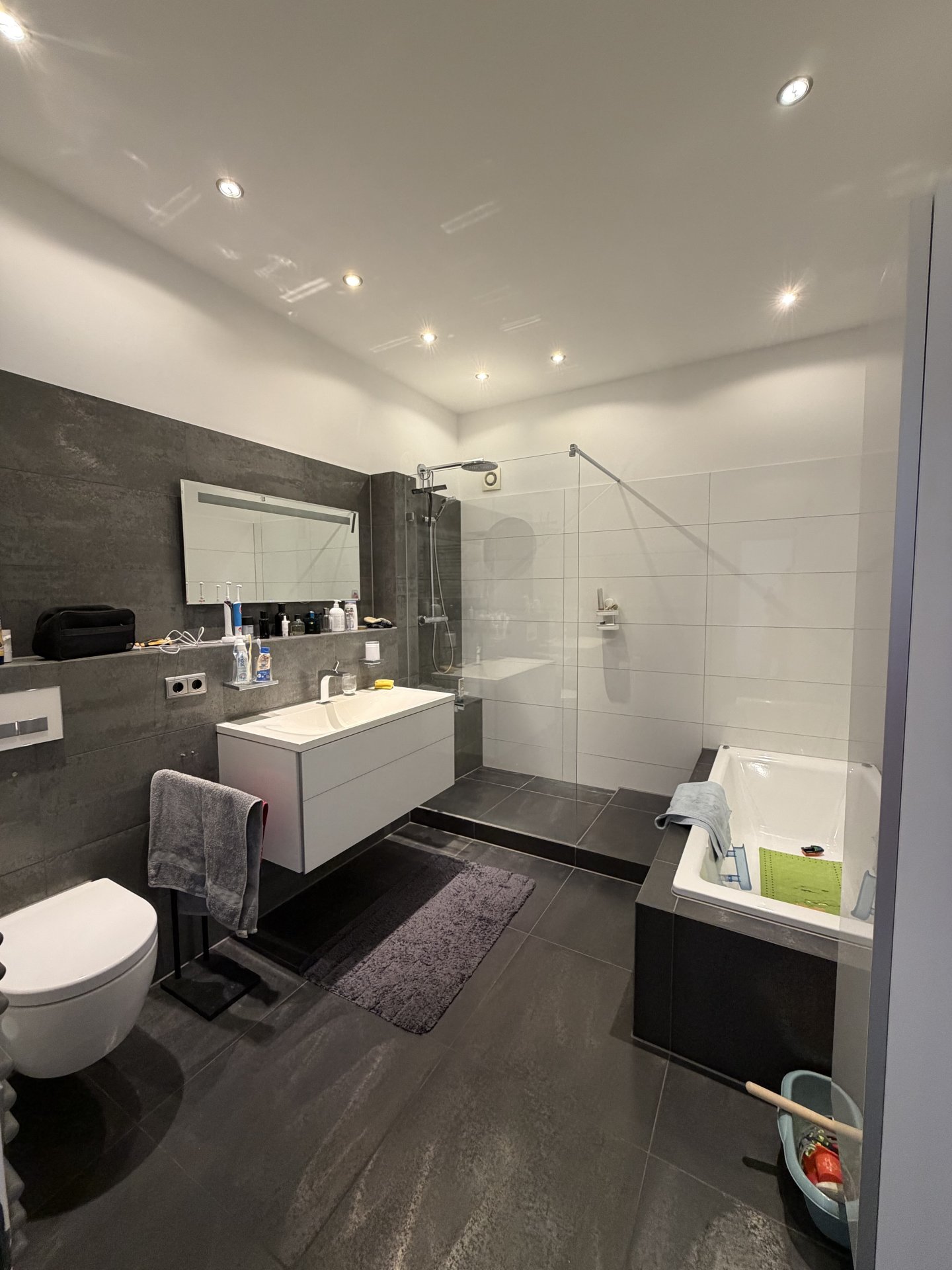 Modernes Badezimmer