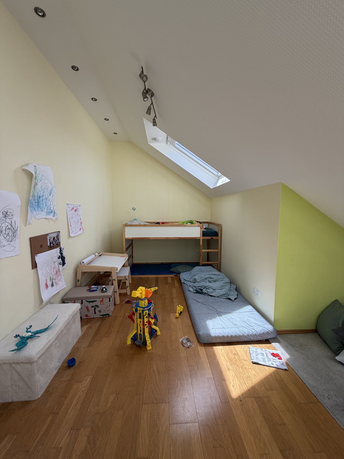 Geräumiges Kinderzimmer