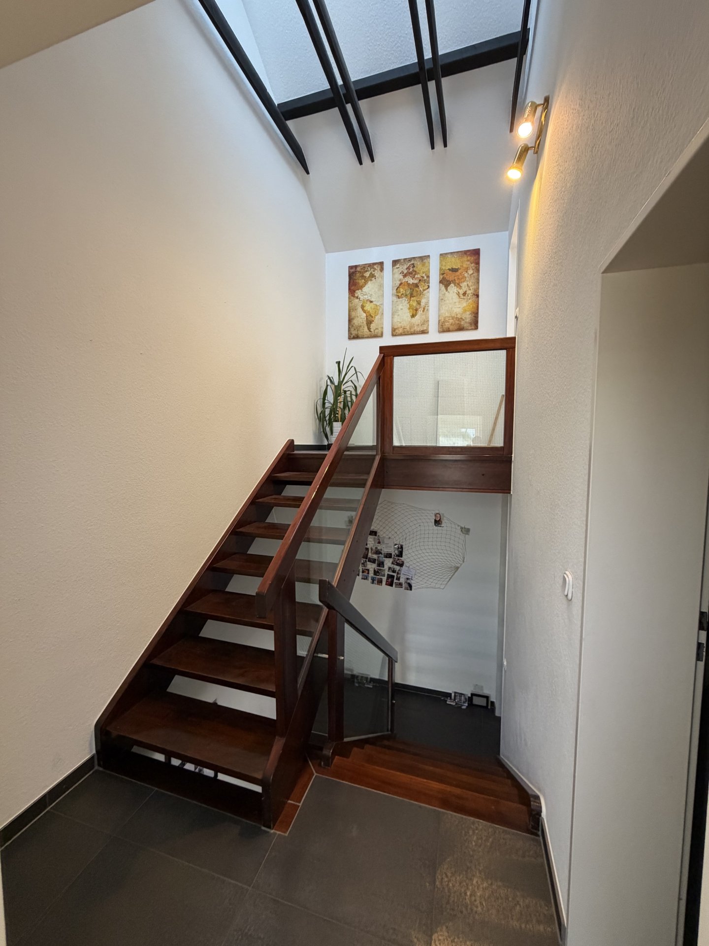 Holztreppe zum Dachgeschoss
