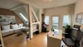 Wohnzimmer mit Zugang zum Balkon