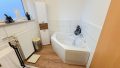 Tageslichtbad mit Wanne und Dusche