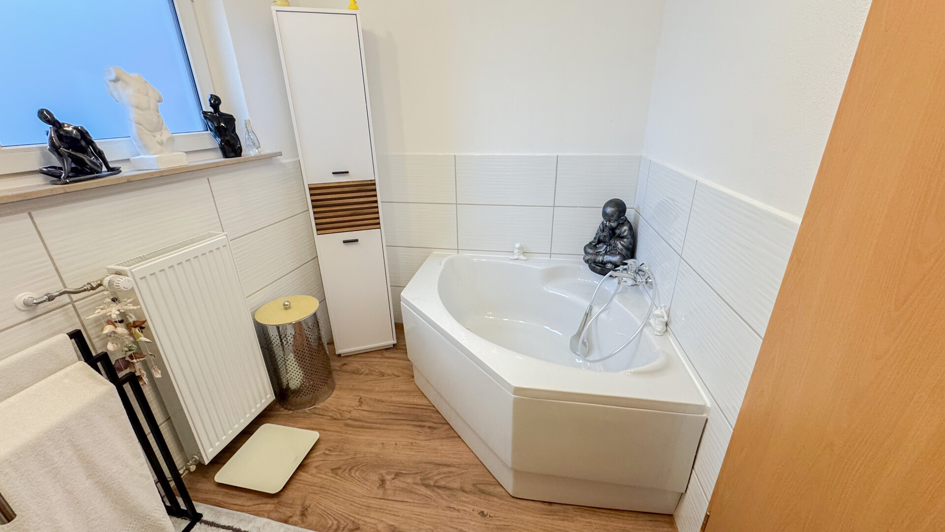 Tageslichtbad mit Wanne und Dusche