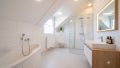 Badezimmer Hinterhaus KI generiert