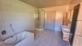 Tageslichtbad mit Wanne und Dusche EG