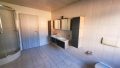 Tageslichtbad mit Wanne und Dusche EG