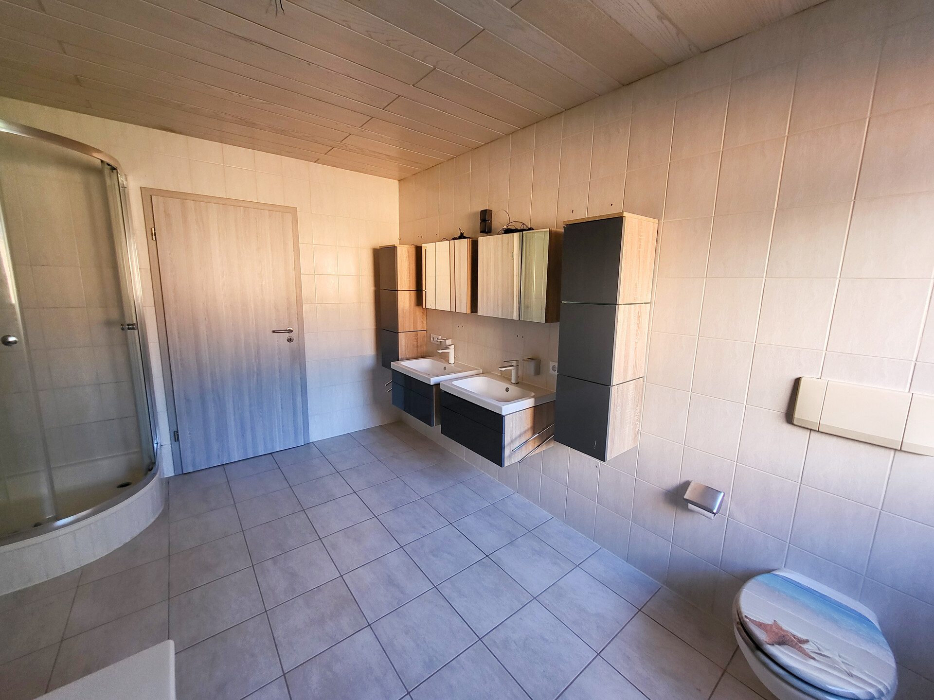 Tageslichtbad mit Wanne und Dusche EG