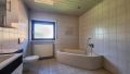 Tageslichtbad mit Wanne und Dusche OG