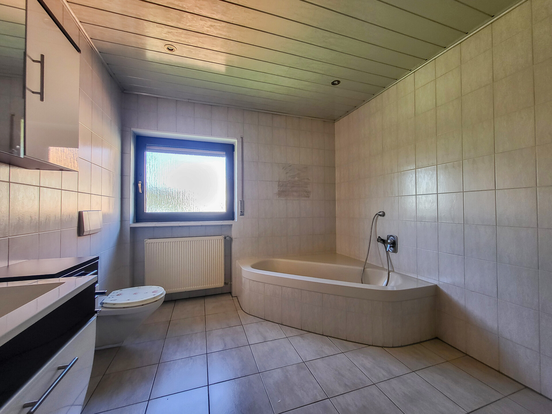 Tageslichtbad mit Wanne und Dusche OG