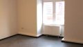 Eines der Zimmer mit hohen Decken