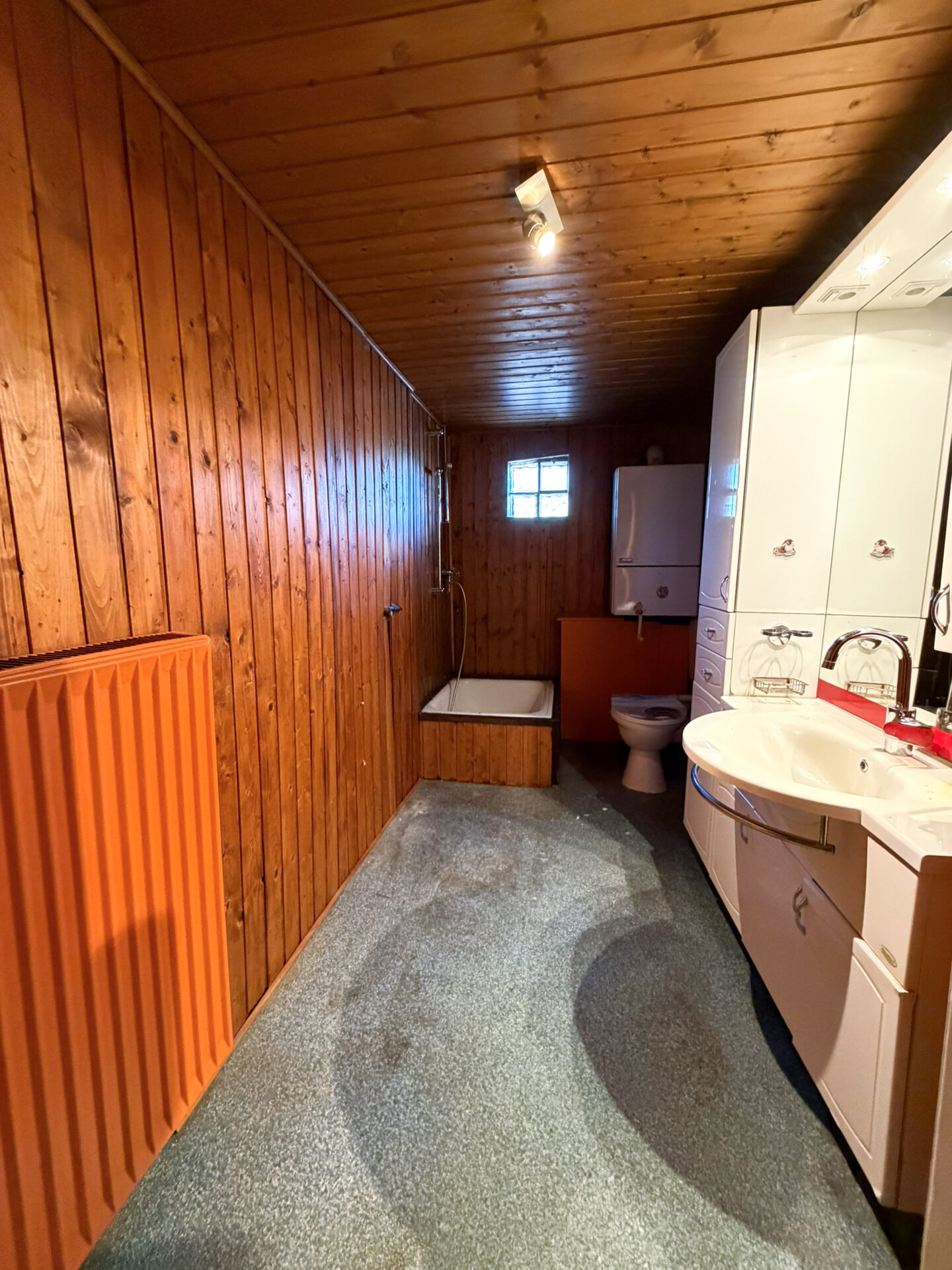 Badezimmer (EG)
