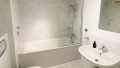 Bad mit Wanne und Duschabtrennung