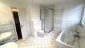 Bad mit Wanne und Fenster
