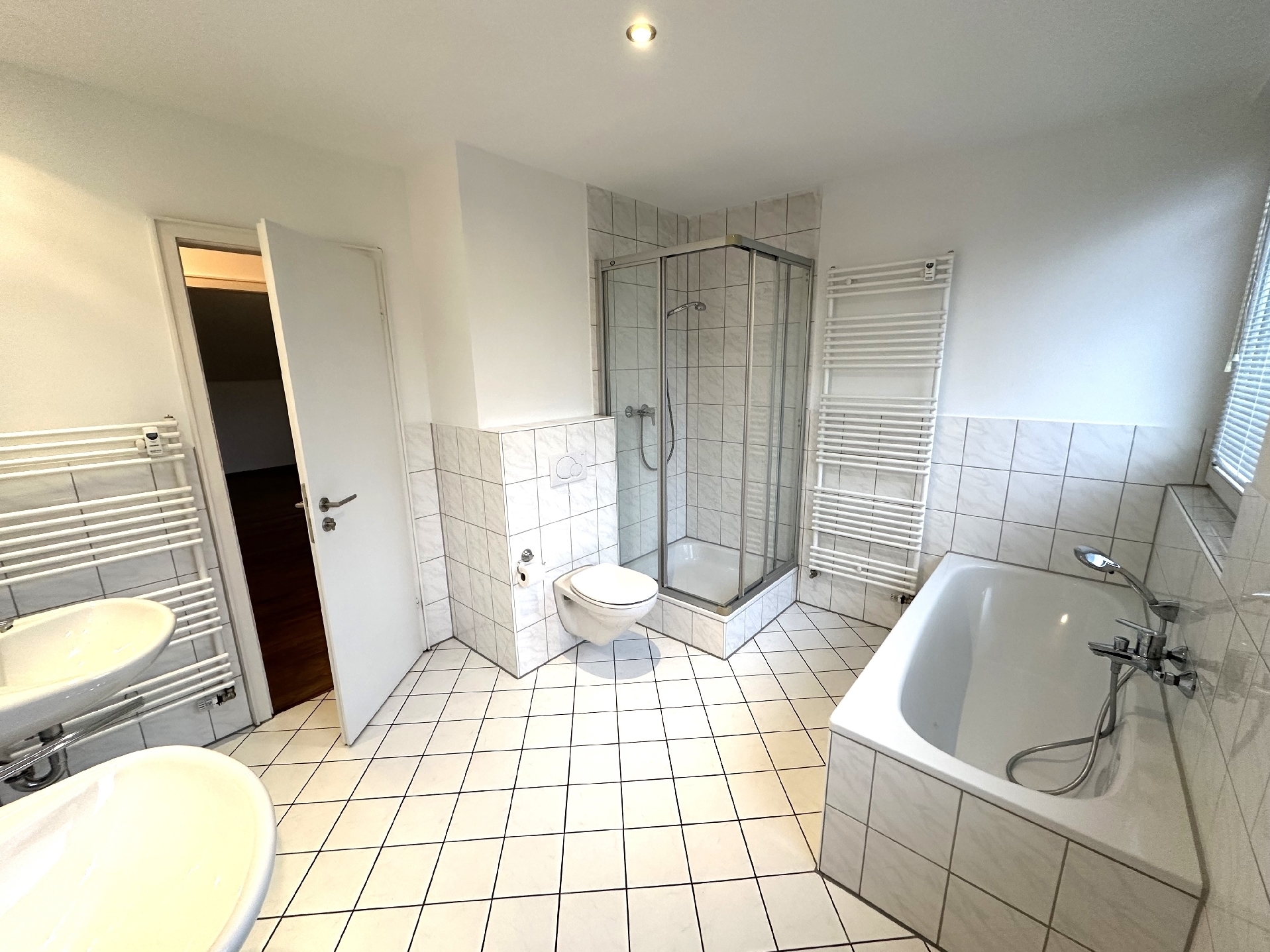 Bad mit Wanne und Fenster