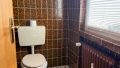 Haushälfte rechts - Gäste-WC mit Fenster