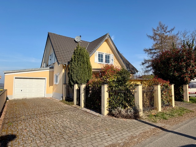 Außenansicht mit Garage