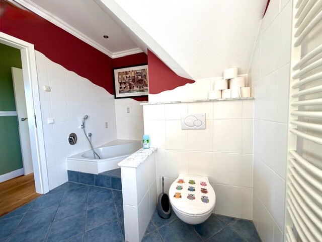 Geschmackvolles Badezimmer Obergeschoss mit Wanne und Dusche