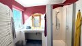 Badezimmer im Obergeschoss mit Wanne & Dusche