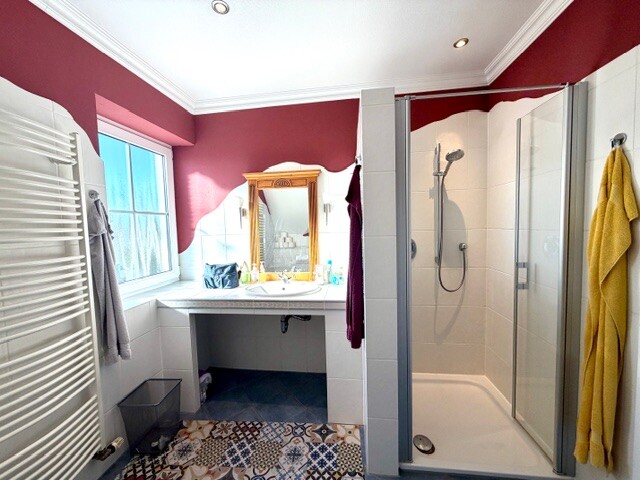 Badezimmer im Obergeschoss mit Wanne & Dusche