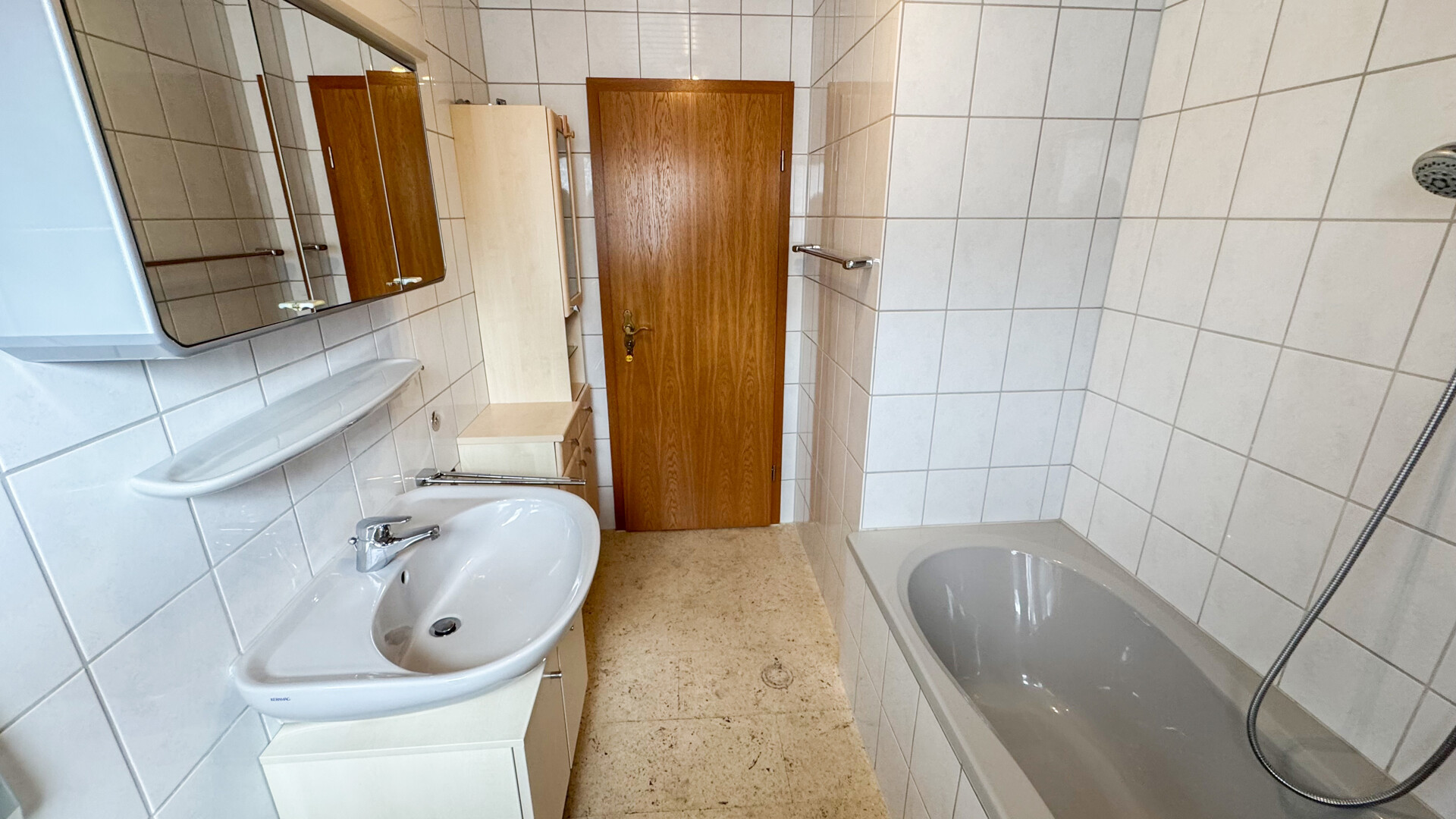 Tageslichtbad mit Wanne und WC OG