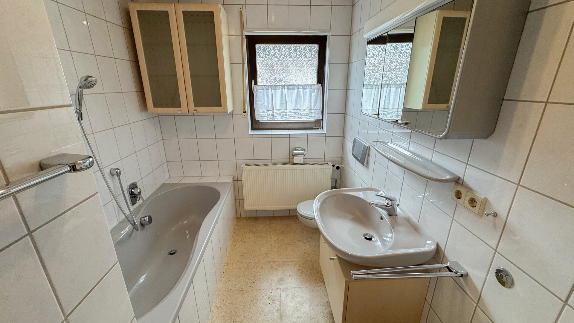 Tageslichtbad mit Wanne und WC OG