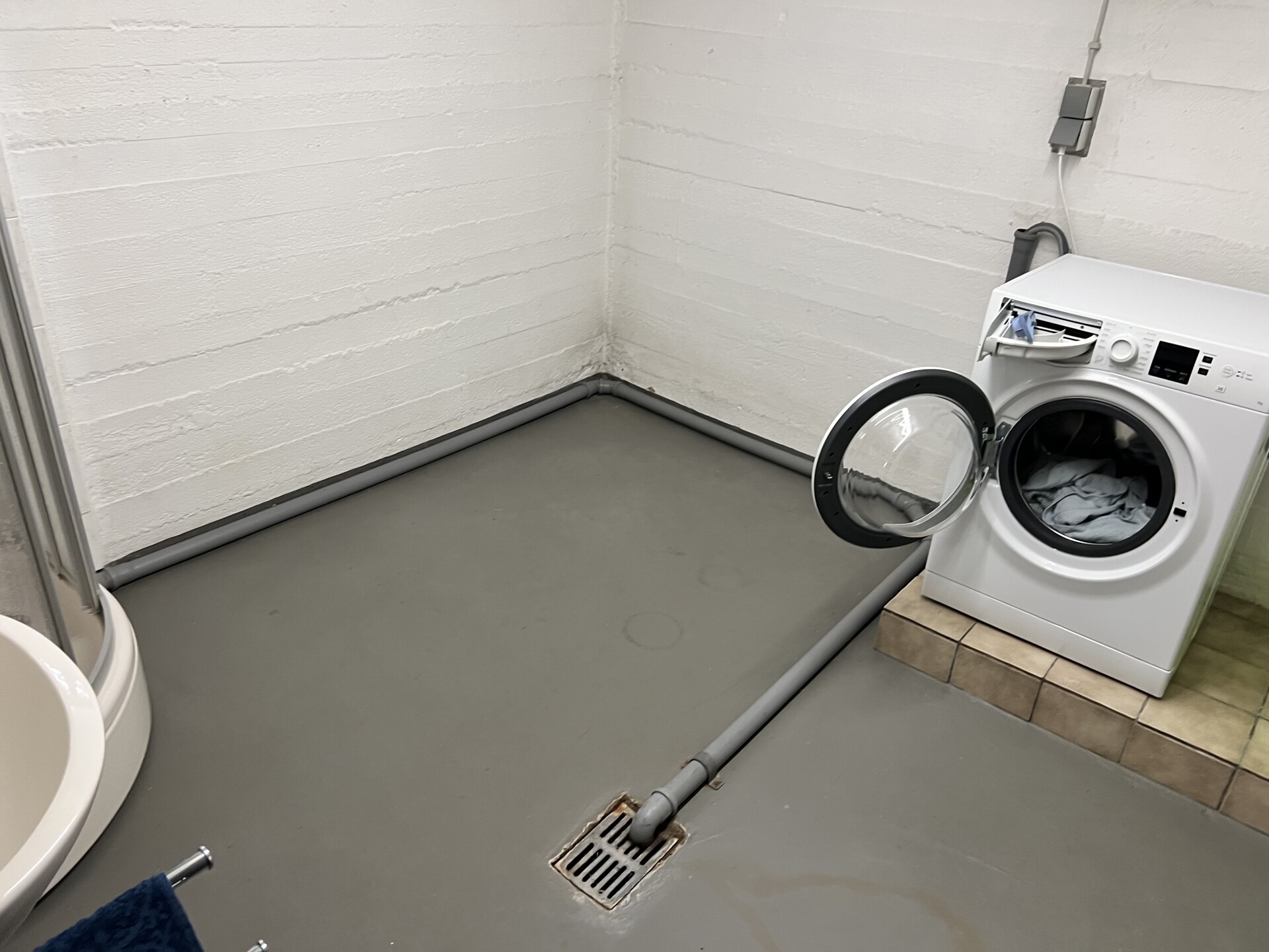 Hauswirtschaftsraum mit Dusche