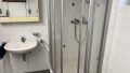 Hauswirtschaftsraum mit Dusche
