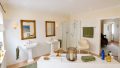 Badewanne und Dusche