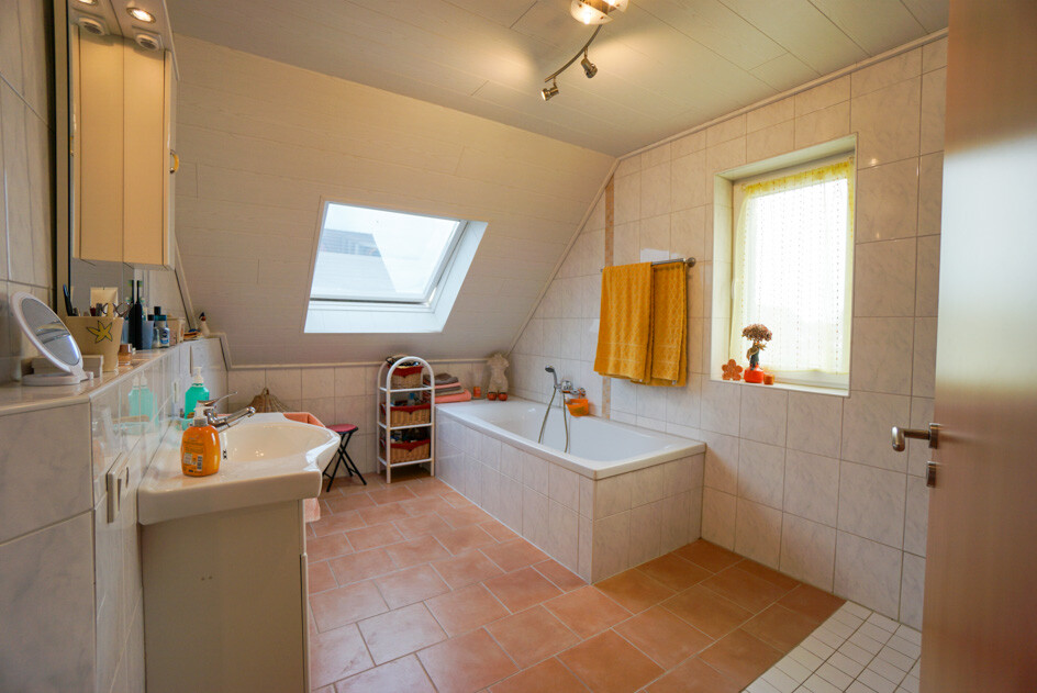 Tageslichtbad mit Wanne