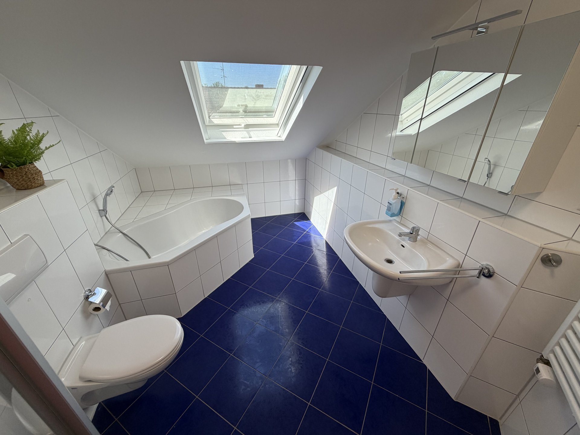 Geräumiges Badezimmer mit Badewanne...