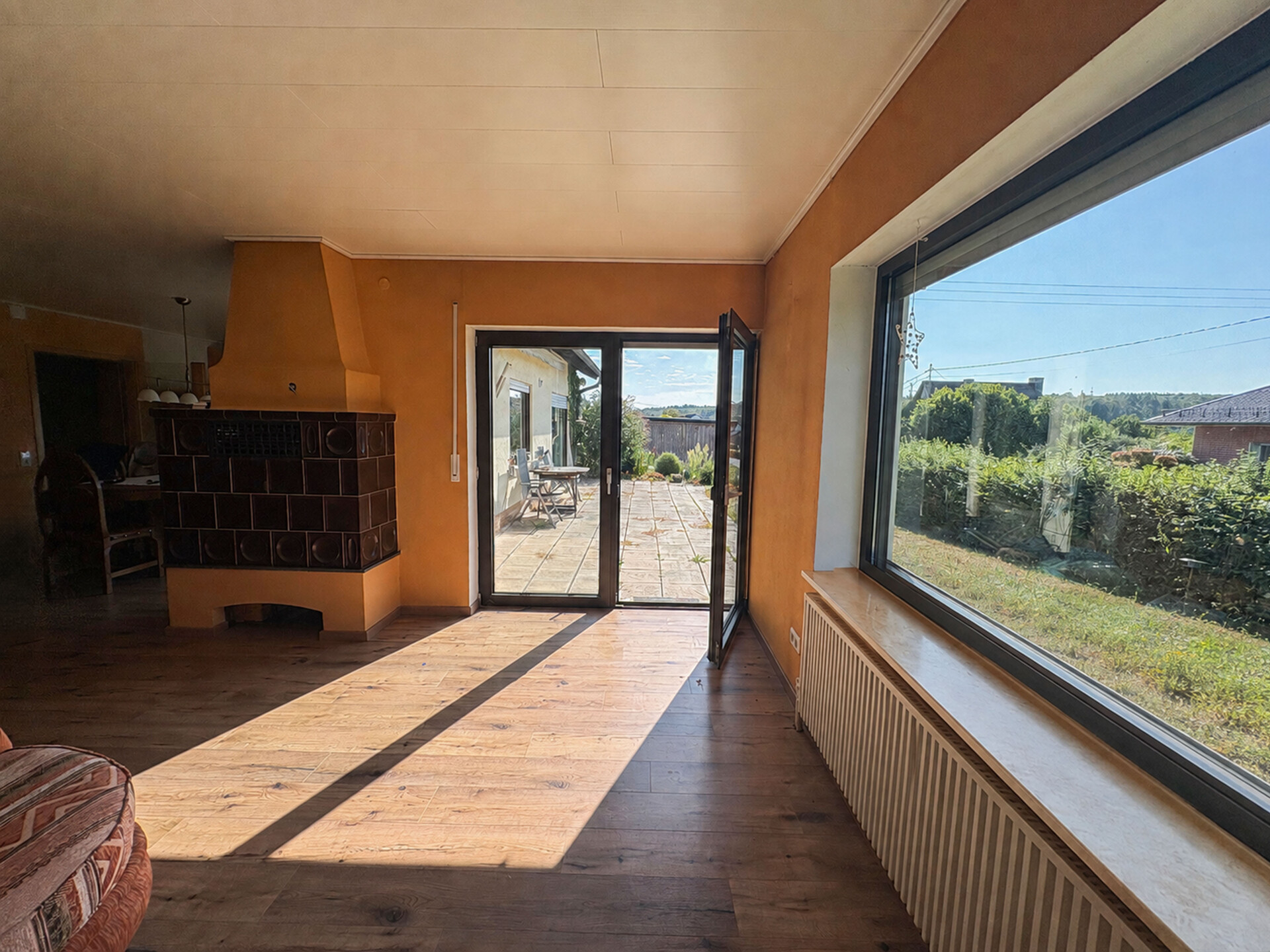 Wohnzimmer mit Zugang zum Garten