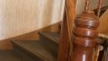 Holztreppe zum Obergeschoss