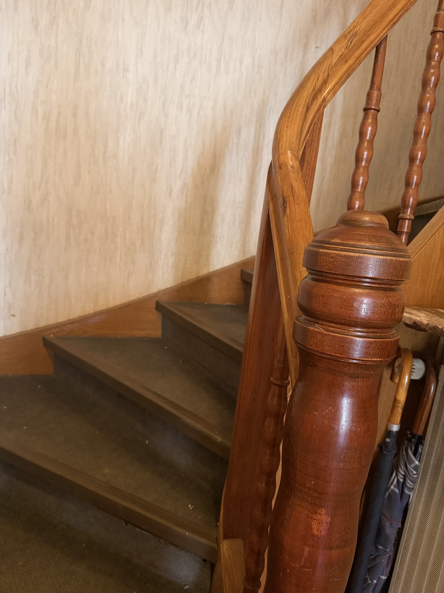 Holztreppe zum Obergeschoss