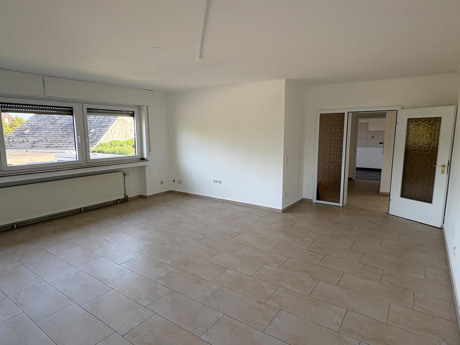... mit großer Fensterfront