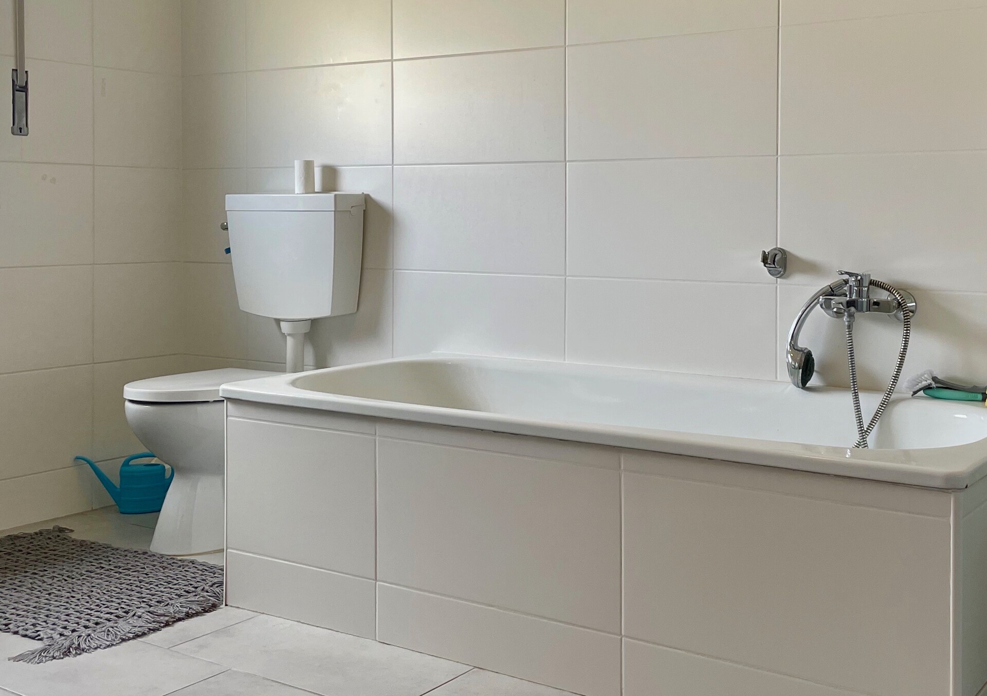 modernisiertes Bad mit Wanne und Dusche (Whg. 3)