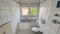 Tageslichtbad mit Wanne und WC