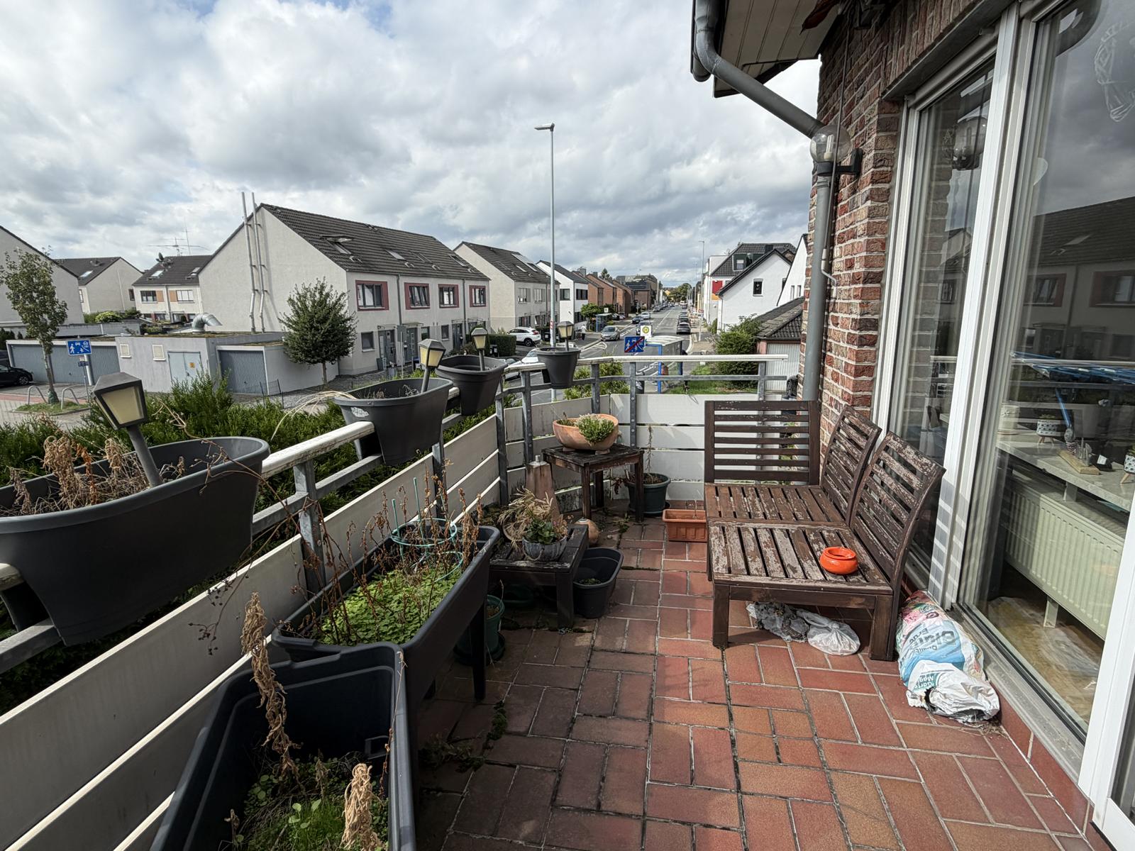 ... sonnigem Balkon
