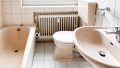 Badezimmer mit Fenster