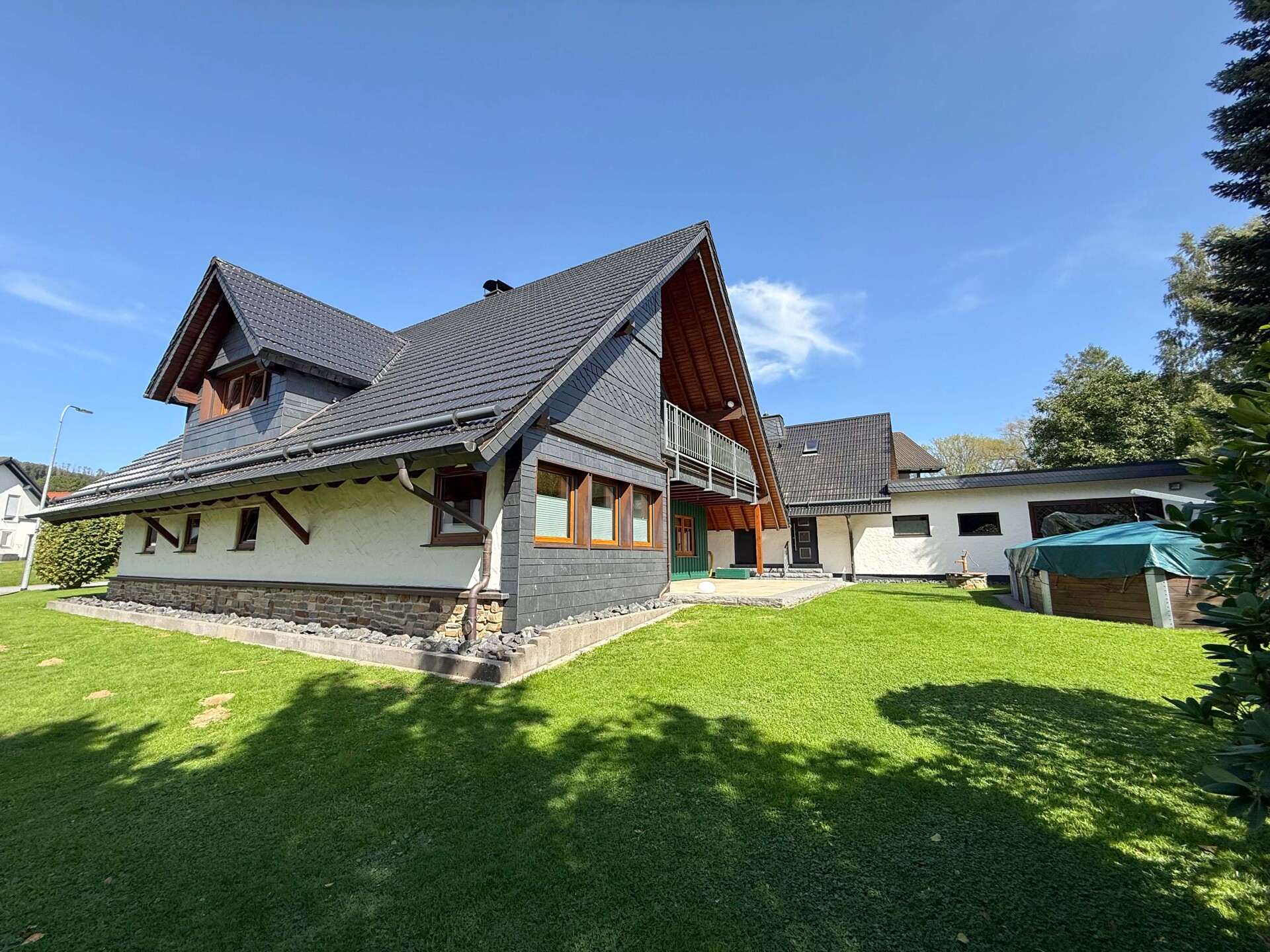 Wohngebäude mit Garage/Nebengebäude