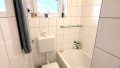 Bad mit Wanne + Fenster