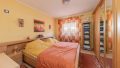 geräumiges Schlafzimmer