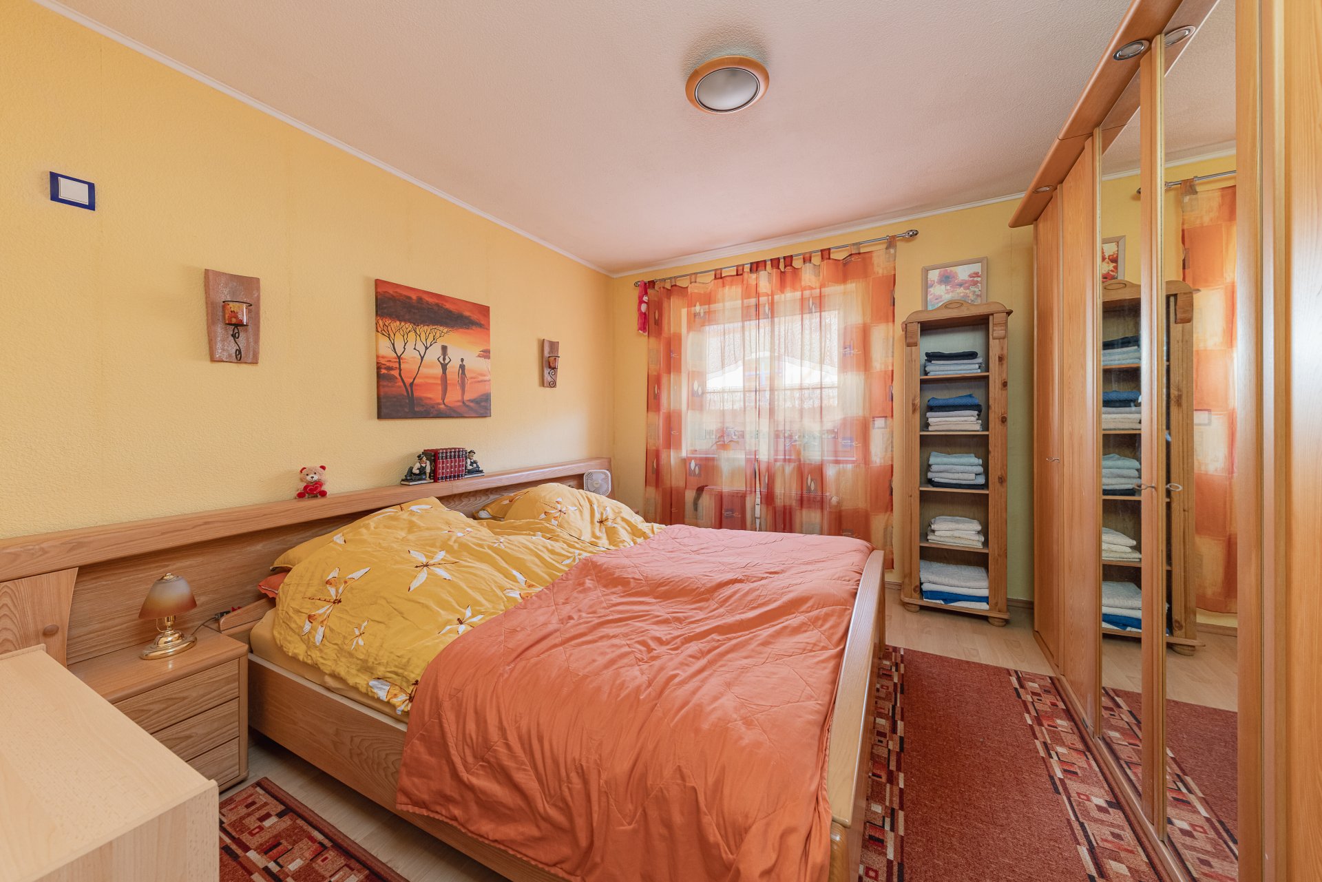 geräumiges Schlafzimmer
