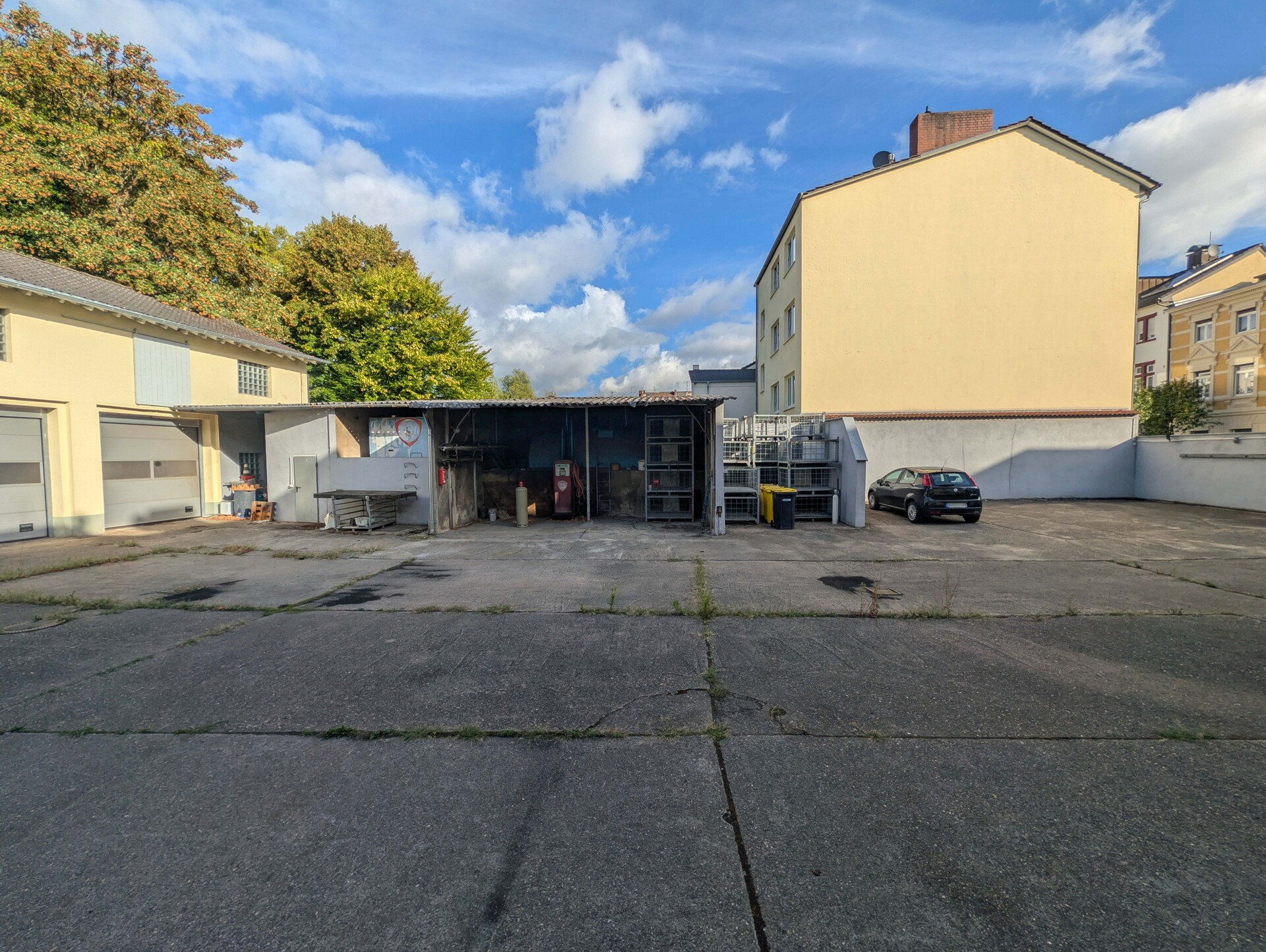 Innenhof mit Stellplätzen