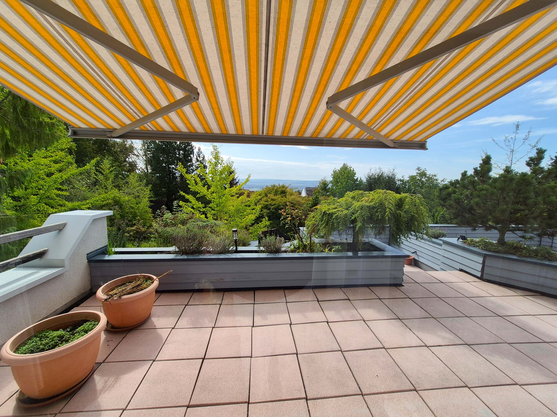 große überdachte Terrasse