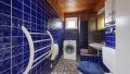 Badezimmer mit Dusche und Waschmaschienenanschluss