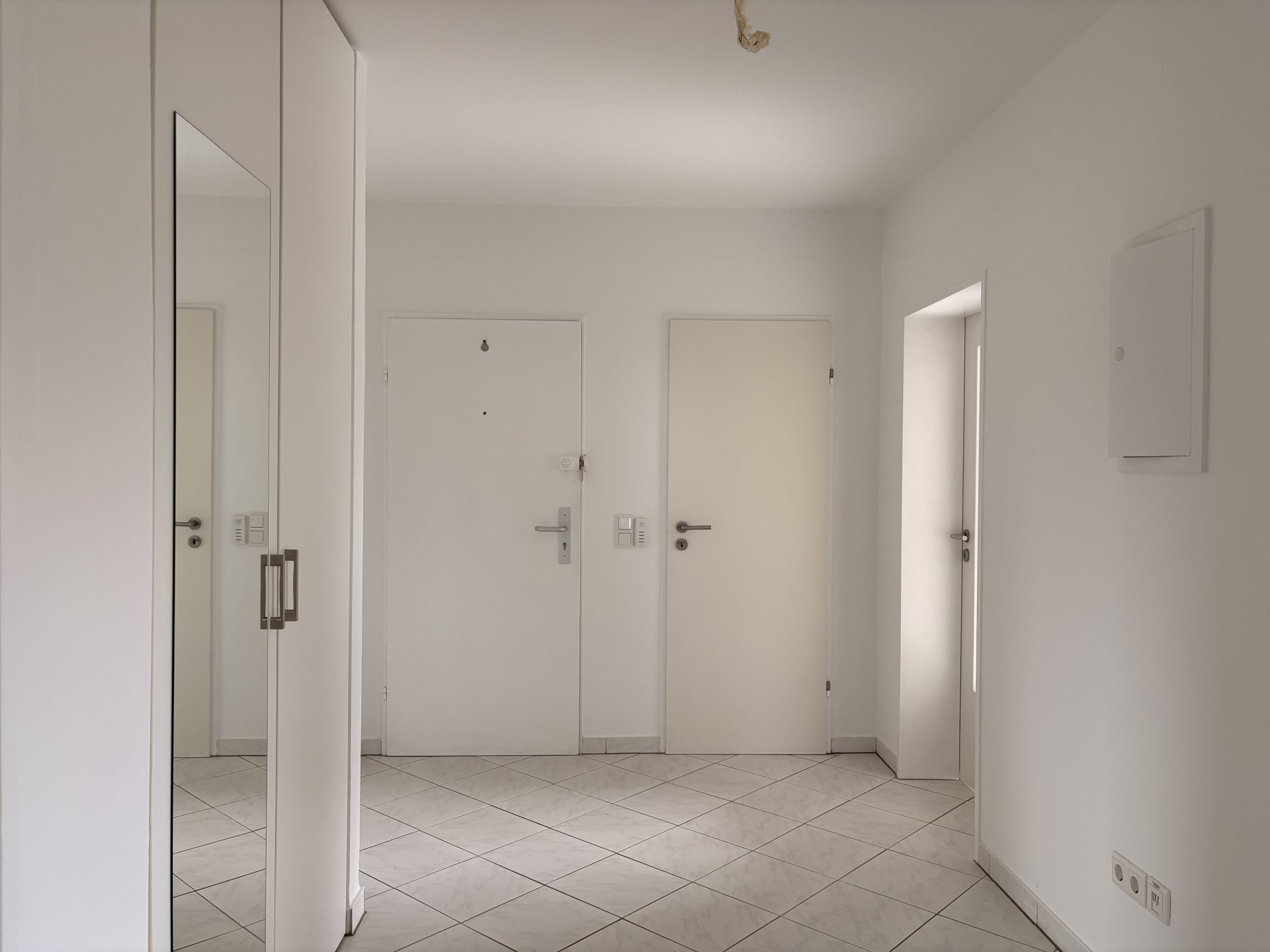 geräumige Diele mit Einbauschrank