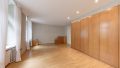 geräumiges Schlafzimmer mit Badezimmer